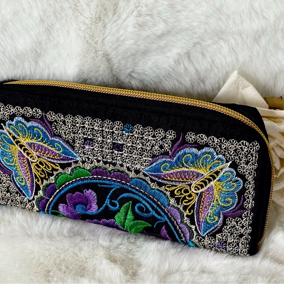 New no tag GORGEOUS EMBROIDERED WALLET with gold tone hardware 2 spots for cards - Picture 2 of 7